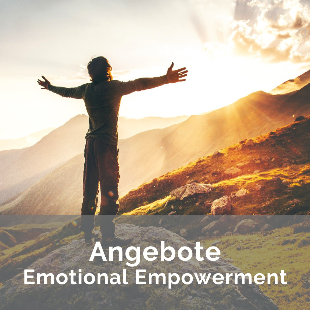 Veranstaltungen Quadratisch 2 - Patrizia Patz Hiker on a mountain ridge with arms outstretched at sunset, conveying emotional empowerment; overlay text reads 'Angebote Emotional Empowerment'.