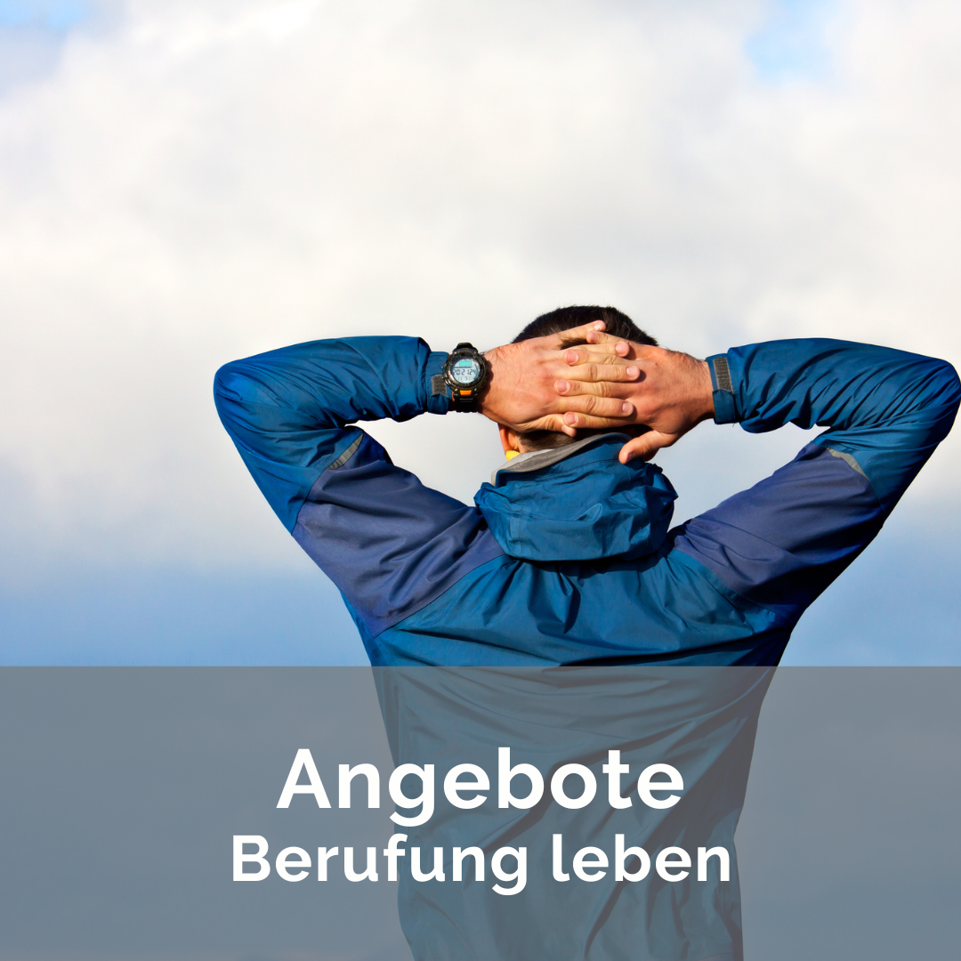 Veranstaltungen Quadratisch 3 - Patrizia Patz Person in a blue jacket stands with hands behind head, gazing at a cloudy sky; overlay text reads 'Angebote Berufung leben'.