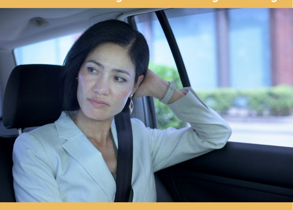 Businesswoman in a car with a worried expression, hand to her head, conveying anxiety before an important meeting (overlay text: 'Ein Moment der Angst vor dem wichtigen Meeting').